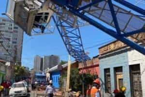 CBS: Rescate de personas tras caída de grúa sobre viviendas