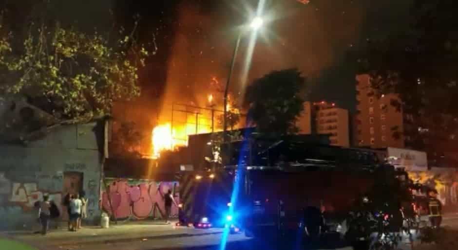 CBS controló incendio en cité en la comuna de Santiago