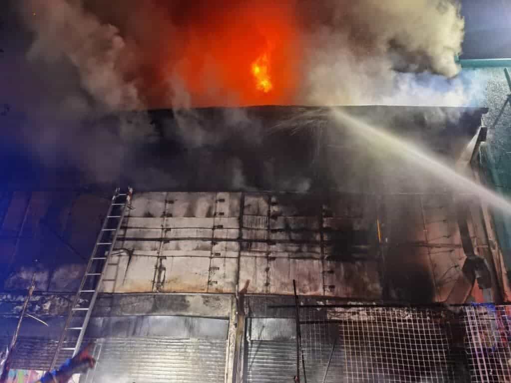 CBS controló Incendio en locales comerciales de Santiago