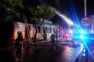 El CBS combatió Incendio que afectó dos propiedades en histórico barrio Yungay