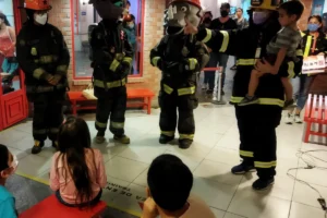 La Cirujano General del CBS interactuó con niñas y niños en Kidzania