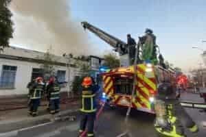 El Cuerpo de Bomberos de Santiago controló incendio en Sargento Aldea y Lord Cochrane
