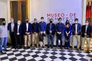 Capitanes del Cuerpo de Bomberos de Santiago recorrieron salas del MuBo