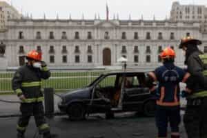 El CBS rescató a persona desde vehículo incendiado en Santiago