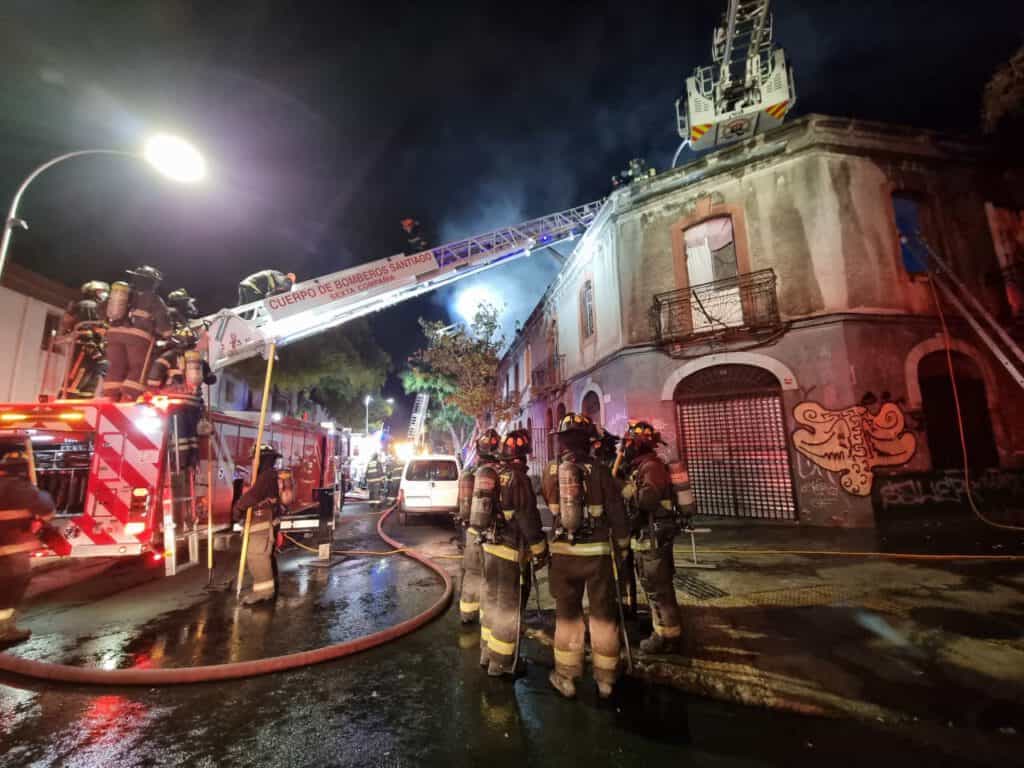 El Cuerpo de Bomberos de Santiago controló incendio que afectó a dos viviendas en Santiago