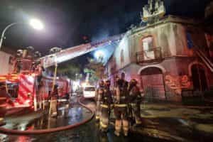 El Cuerpo de Bomberos de Santiago controló incendio que afectó a dos viviendas en Santiago