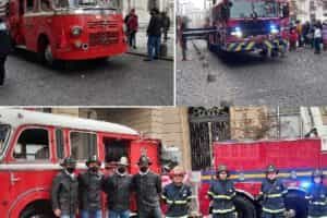 Dos carros del CBS se exhibieron frente a La Moneda en el Día de los Patrimonios