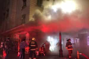 El CBS controló fuego estructural que afectó céntrico restorán en Santiago