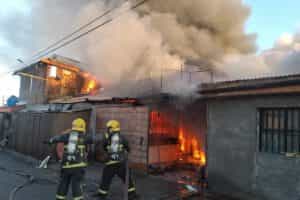 CBS controló incendio que afectó a tres casas en Estación Central