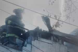 El CBS extinguió incendio que afectó a pequeña industria y local comercial