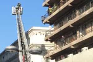 El CBS rescató a persona que amenazaba arrojarse al vacío desde edificio