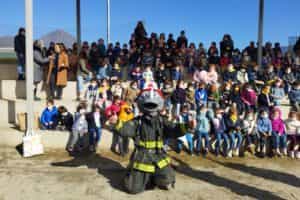 Claxon junto a 19ª y 13ª Compañía visitan a la comunidad del Santiago College