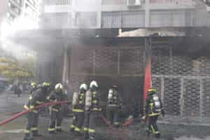 El CBS controló y extinguió incendio en local comercial de 10 de Julio con Lord Cochrane