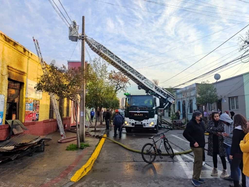 El CBS respondió ante incendio que afectó a local comercial de Rogelio Ugarte y Maule
