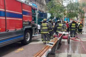 El CBS controló incendio que afectó a un mall del centro de Santiago