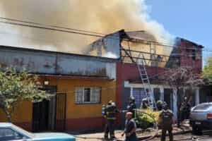 El CBS controló y extinguió incendio que afectó vivienda de dos pisos en Recoleta