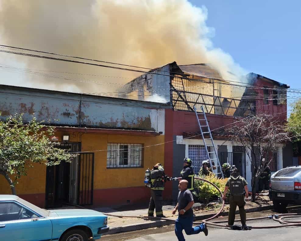 El CBS controló y extinguió incendio que afectó vivienda de dos pisos en Recoleta