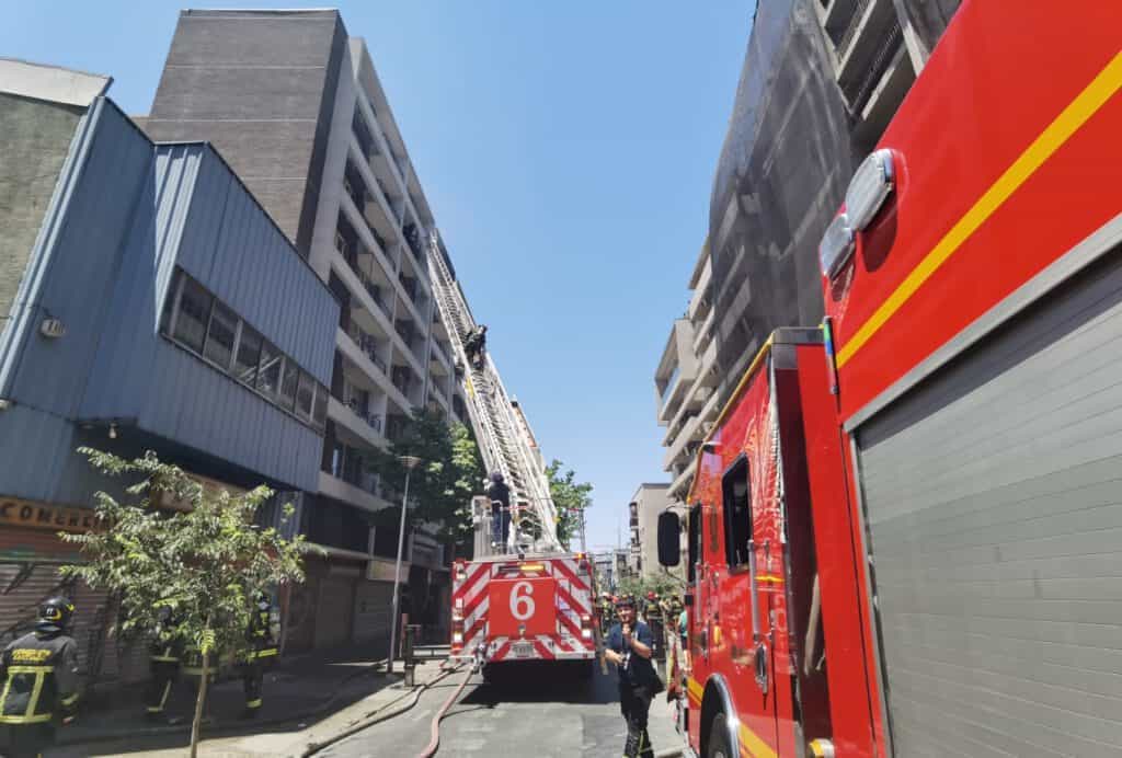 El CBS controló y extinguió incendio que afectó dos departamentos en Santiago
