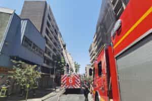 El CBS controló y extinguió incendio que afectó dos departamentos en Santiago