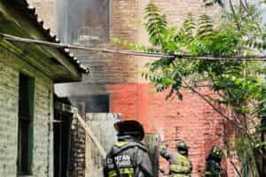 El CBS extinguió incendio que afectó casona de Andes y Avenida Brasil
