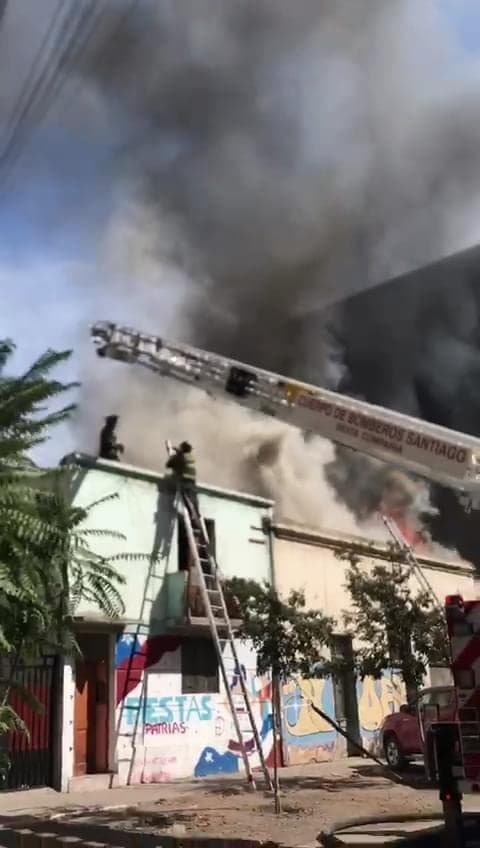 El CBS controló y extinguió incendio en bodega de Gorbea con Avenida España