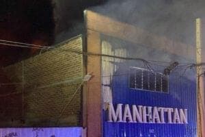 El CBS controló incendio que afectó a bodega de textiles en comuna de Independencia