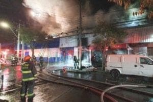 Dos locales comerciales destruidos por incendio en calle Marina de Gaete