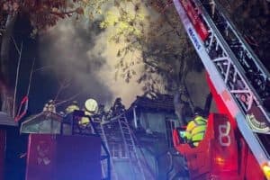 El CBS controló incendio que afecto tres propiedades en la comuna de Providencia