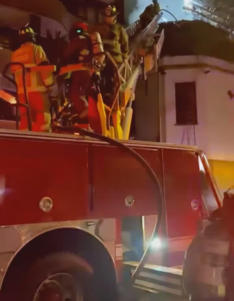 El CBS controló y extinguió incendio que afectó a edificio en General Jofré y Lira