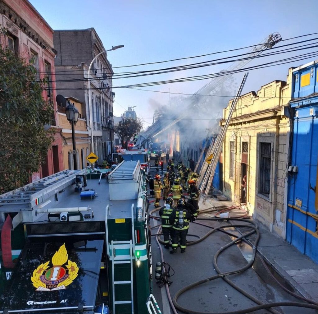 El CBS evitó propagación de Incendio que afectó casa en Libertad con Agustinas