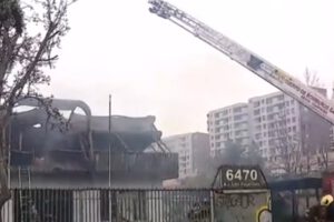 El CBS controló incendio en empresa abandonada de Estación Central