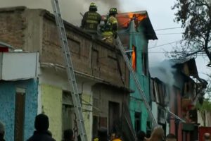 El CBS controló incendio que afectó cuatro propiedades en Estación Central