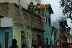 El CBS controló incendio que afectó cuatro propiedades en Estación Central