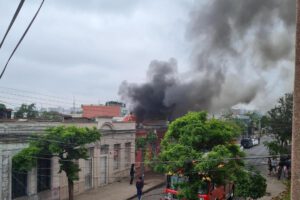 El CBS controló incendio que afectó a casona en Santiago