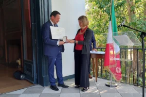 Embajada de Italia condecoró al Voluntario Honorario de “Pompa Italia” Mauricio Repetto