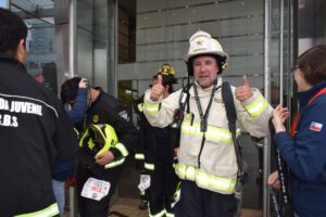 Segundo Comandante terminó de subir el Costanera Center y partió a combatir un incendio