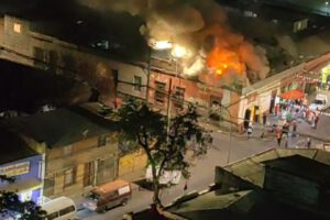Incendio afectó un restaurante y otras tres propiedades en Recoleta