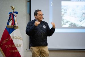 Vicesuperintendente del CBS expuso en seminario técnico de Bomberos de Los Ángeles