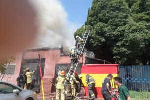 El CBS controló incendio que agosto a una funeraria en la comuna de Recoleta