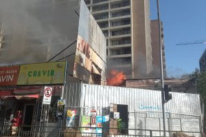 El CBS controló y extinguió incendio que afectó tres propiedades en Santiago