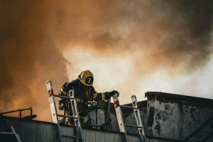 El CBS trabajo 5 horas para controlar incendio en Av. Santa Rosa y Av. 10 de Julio