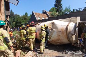 El CBS respondió ante choque de camión betonero contra domicilio en Lo Barnechea