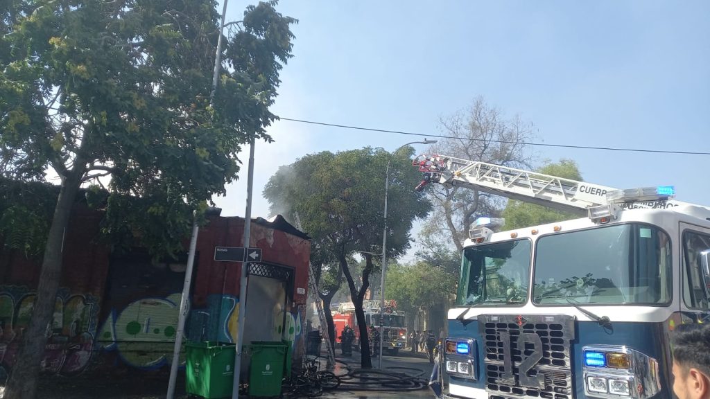 Incendio de propiedad deja 50 damnificados en comuna de Santiago