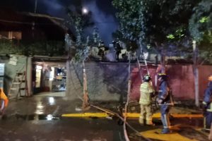 El CBS controló incendio que afectó propiedad en la comuna de Renca