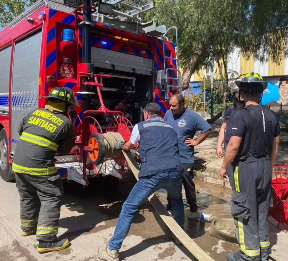 El CBS respondió ante incendio en calle Calíope y Zeus en la comuna de Renca
