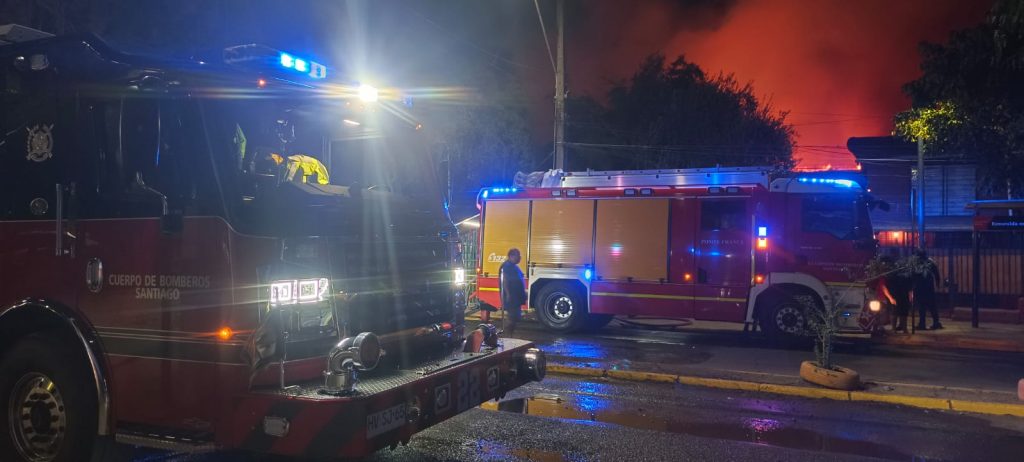 El CBS controló fatal incendio en población Valle de Azapa, en Renca