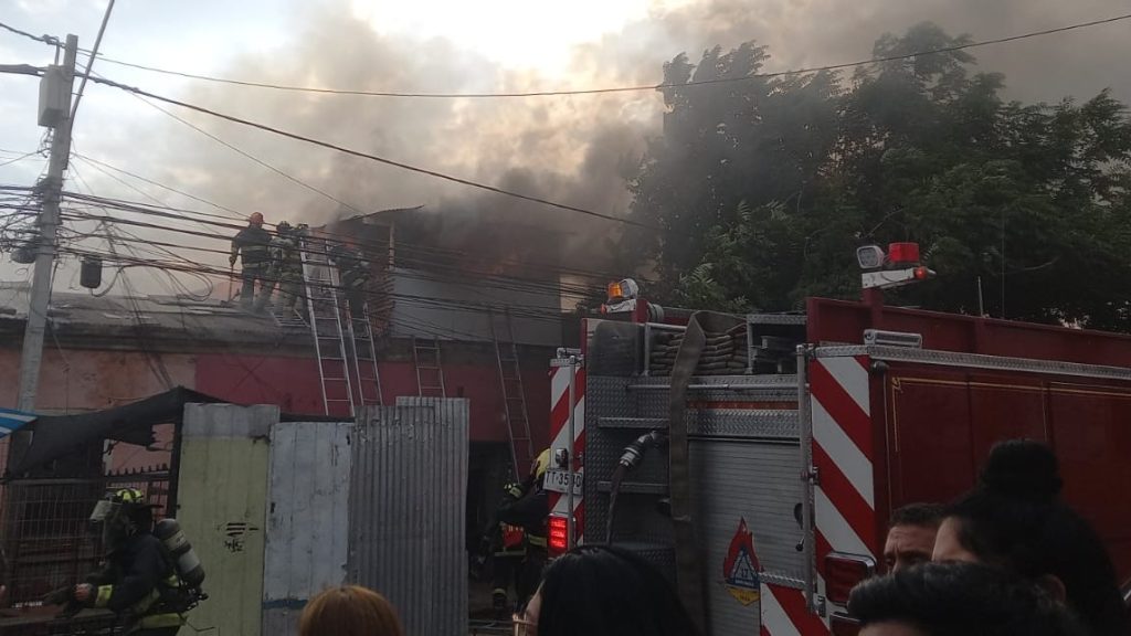 Dos propiedades resultaron destruidas por incendio en Estación Central
