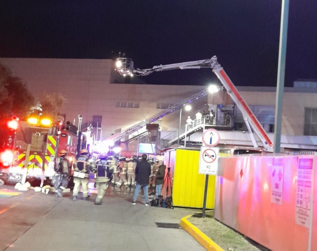 Incendio afectó bodega de una tienda en mall de Lo Barnechea
