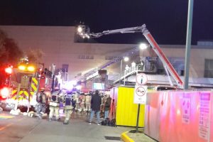 Incendio afectó bodega de una tienda en mall de Lo Barnechea