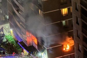El CBS respondió ante incendio en departamento que dejó a dos personas lesionadas en Santiago